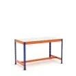 Mesa de trabajo con reposapiés azul y naranja con melamina sin cantear